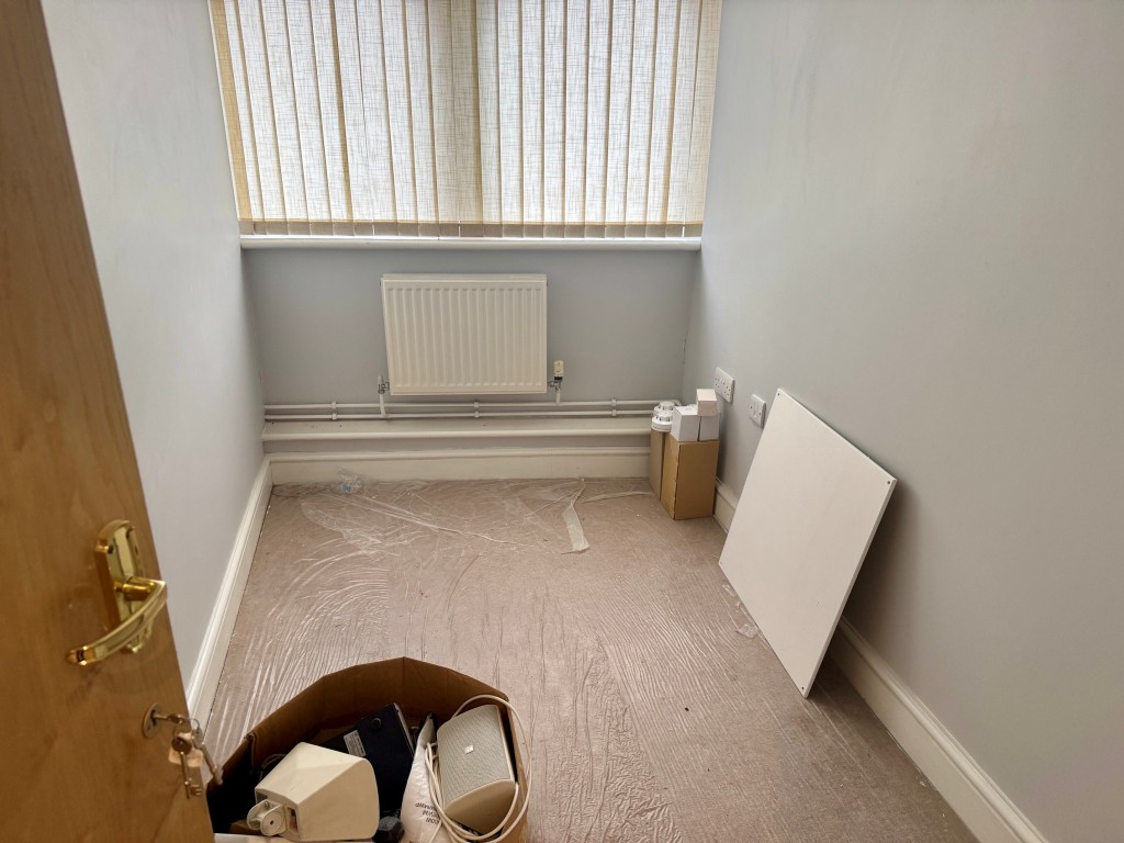 Lot: 93 - CITY CENTRE COMMERCIAL BUILDING WITH POTENTIAL - First floor room 2